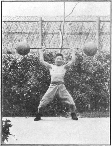 Photographie de Huang Huilong soulevant une charge de fonte, Annales du Jingwu 1919