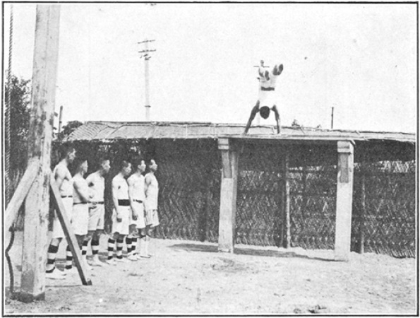 Photographie d&rsquo;exercice sur plateforme d&rsquo;équilibre, Annales du Jingwu 1919