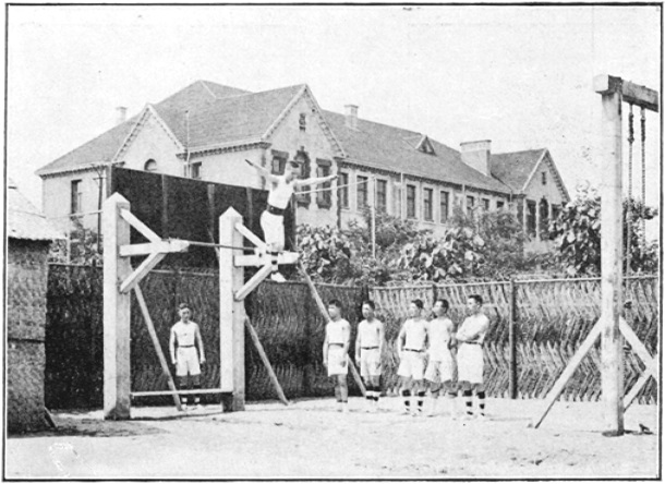 Photographie d&rsquo;un exercice spectaculaire à la barre fixe, Annales du Jingwu 1919