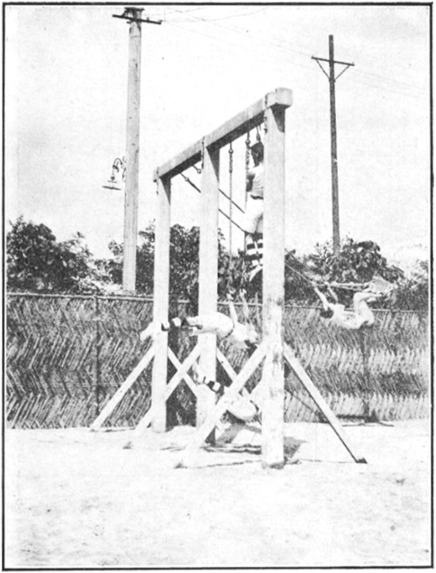Photographie d&rsquo;exercices aux anneaux et à la balançoire, Annales du Jingwu 1919