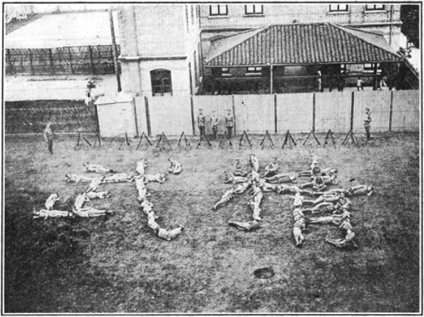 Photographie de la troupe couchée formant les caractères « Jingwu », planche des Annales du Jingwu de 1919