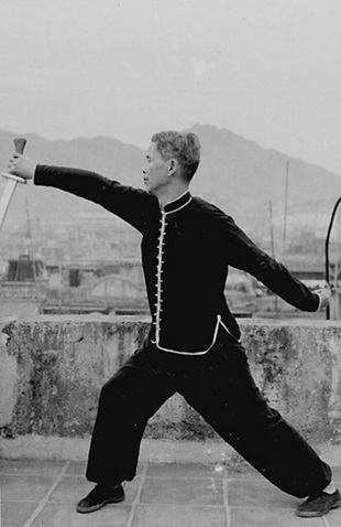 Posture 7 : ramener le sabre, remontée inversée — photographie de l&rsquo;édition de 1958