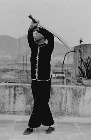 Posture 8 : pas dérobé, protéger la tête — photographie de l&rsquo;édition de 1958