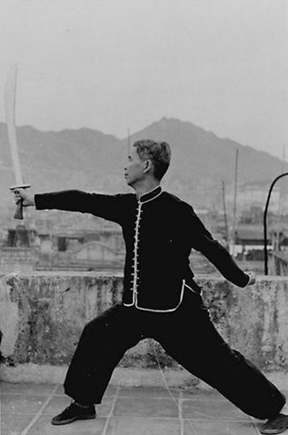 Posture 9 : ascension, fendre du sabre — photographie de l&rsquo;édition de 1958