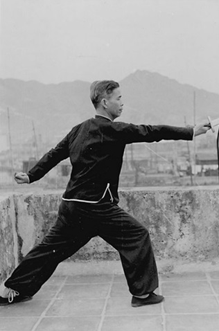 Posture 10 : ascension, remontée inversée — photographie de l&rsquo;édition de 1958