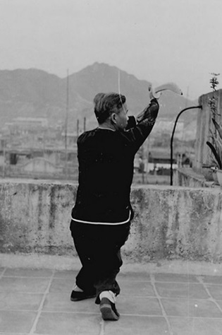Posture 11 : sabre en travers, posture assise — photographie de l&rsquo;édition de 1958