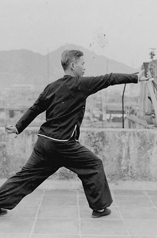 Posture 12 : ascension, remontée inversée — photographie de l&rsquo;édition de 1958