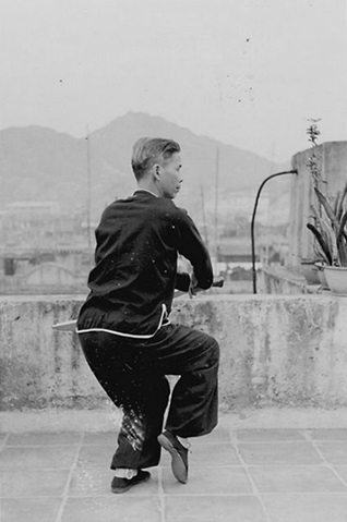 Posture 13 : à cheval sur le tigre, retrait inversé — photographie de l&rsquo;édition de 1958