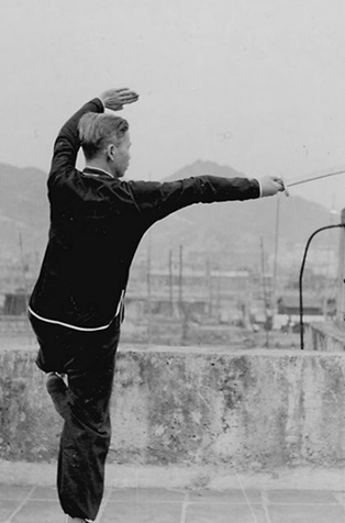 Posture 15 : pas levé, estoc direct — photographie de l&rsquo;édition de 1958