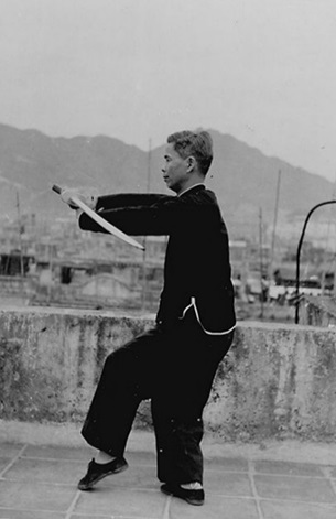 Posture 16 : demi-tour, revers bas (vue a) — photographie de l&rsquo;édition de 1958