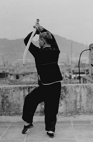 Posture 16 : demi-tour, revers bas (vue b) — photographie de l&rsquo;édition de 1958