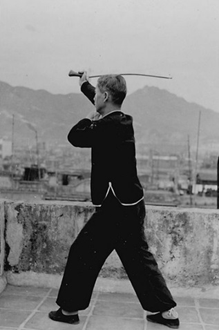 Posture 17 : demi-tour, posture du cavalier (vue a) — photographie de l&rsquo;édition de 1958
