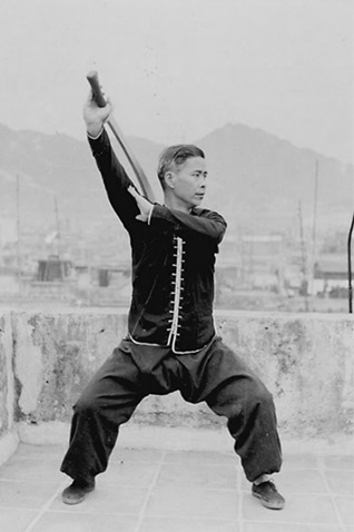 Posture 17 : demi-tour, posture du cavalier (vue b) — photographie de l&rsquo;édition de 1958