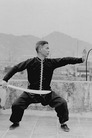 Posture 17 : demi-tour, posture du cavalier (vue c) — photographie de l&rsquo;édition de 1958