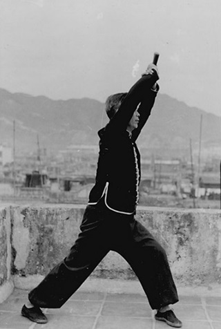 Posture 18 : protéger la tête, sabre qui barre (vue a) — photographie de l&rsquo;édition de 1958