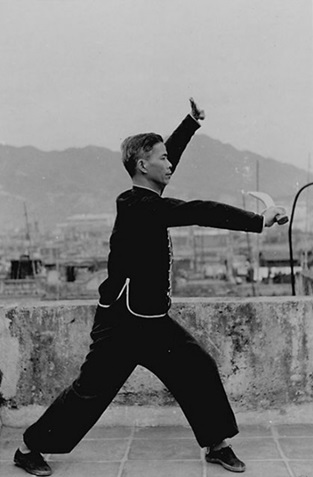 Posture 18 : protéger la tête, sabre qui barre (vue b) — photographie de l&rsquo;édition de 1958