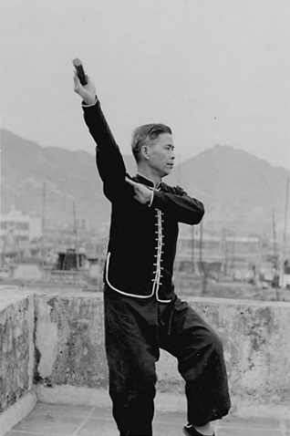 Posture 19 : à cheval sur le tigre, sabre dissimulé (vue a) — photographie de l&rsquo;édition de 1958
