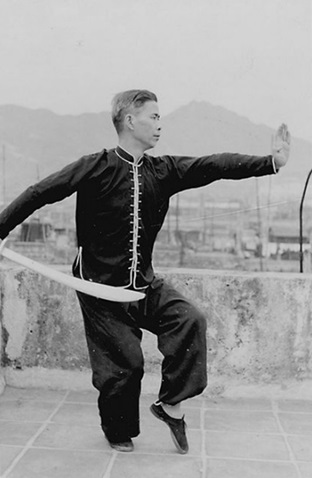 Posture 19 : à cheval sur le tigre, sabre dissimulé (vue b) — photographie de l&rsquo;édition de 1958