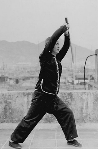 Posture 20 : demi-tour, revers bas (vue a) — photographie de l&rsquo;édition de 1958