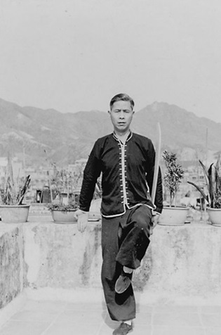 Posture 3 : paumes à niveau, au centre (vue a) — photographie de l&rsquo;édition de 1958
