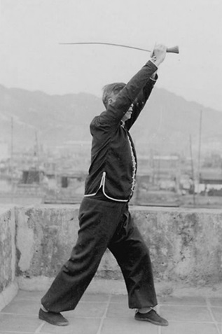 Posture 20 : demi-tour, revers bas (vue b) — photographie de l&rsquo;édition de 1958
