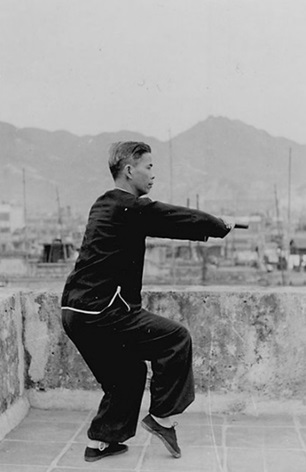 Posture 20 : demi-tour, revers bas (vue c) — photographie de l&rsquo;édition de 1958