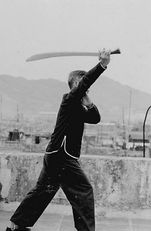 Posture 21 : demi-tour, ascension (vue a) — photographie de l&rsquo;édition de 1958
