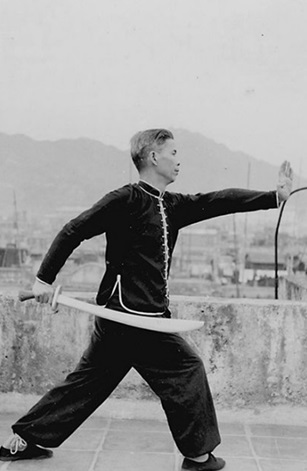 Posture 21 : demi-tour, ascension (vue c) — photographie de l&rsquo;édition de 1958