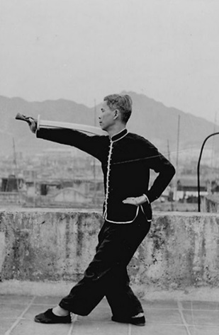 Posture 23 : pas vide, lever le sabre — photographie de l&rsquo;édition de 1958