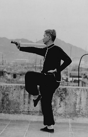 Posture 24 : pas tiré, premier sabre (vue a) — photographie de l&rsquo;édition de 1958
