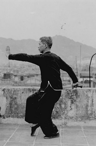 Posture 24 : pas tiré, premier sabre (vue b) — photographie de l&rsquo;édition de 1958