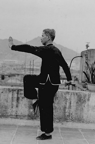 Posture 25 : pas tiré, deuxième sabre (vue a) — photographie de l&rsquo;édition de 1958