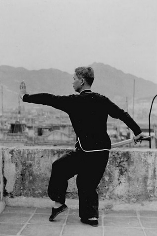 Posture 25 : pas tiré, deuxième sabre (vue b) — photographie de l&rsquo;édition de 1958