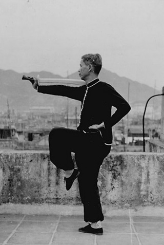 Posture 26 : pas tiré, troisième sabre (vue a) — photographie de l&rsquo;édition de 1958