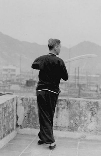 Posture 27 : pas dérobé, la lune dans les bras — photographie de l&rsquo;édition de 1958