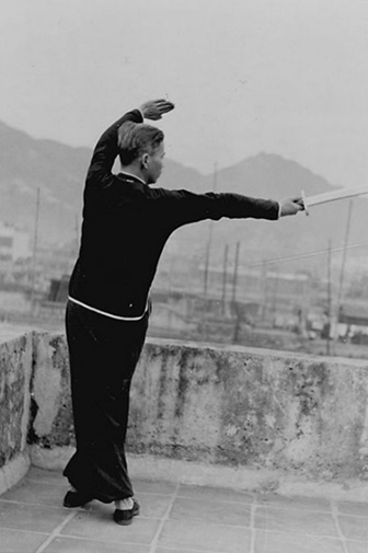 Posture 28 : pas dérobé, estoc direct — photographie de l&rsquo;édition de 1958