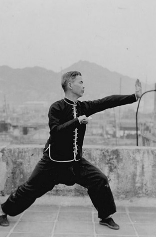 Posture 30 : ascension, paume qui traverse — photographie de l&rsquo;édition de 1958