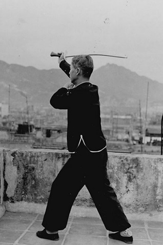 Posture 31 : demi-tour, posture du cavalier (vue a) — photographie de l&rsquo;édition de 1958