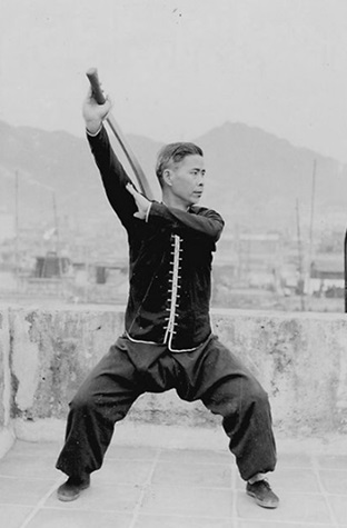 Posture 31 : demi-tour, posture du cavalier (vue b) — photographie de l&rsquo;édition de 1958