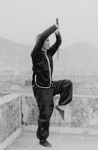 Posture 32 : sabre dissimulé, double envol (vue a) — photographie de l&rsquo;édition de 1958