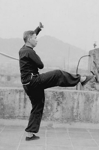Posture 32 : sabre dissimulé, double envol (vue b) — photographie de l&rsquo;édition de 1958