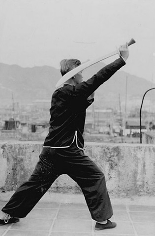Posture 33 : demi-tour, ascension (vue b) — photographie de l&rsquo;édition de 1958
