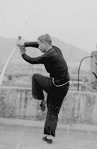 Posture 35 : demi-tour, remontée à revers (vue a) — photographie de l&rsquo;édition de 1958