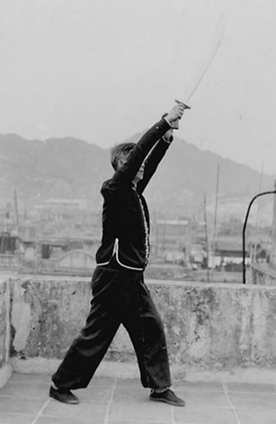 Posture 35 : demi-tour, remontée à revers (vue b) — photographie de l&rsquo;édition de 1958