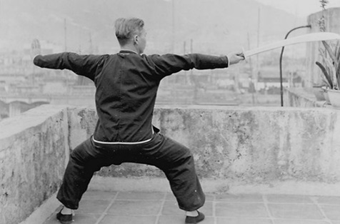 Posture 35 : demi-tour, remontée à revers (vue c) — photographie de l&rsquo;édition de 1958