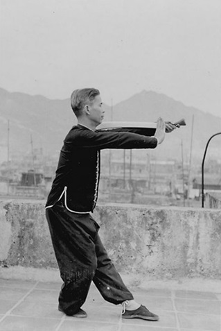 Posture 4 : les quatre niveaux, présenter le sabre — photographie de l&rsquo;édition de 1958