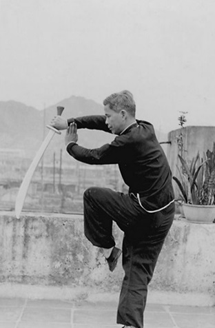 Posture 36 : posture du cavalier, coup d&rsquo;aile (vue a) — photographie de l&rsquo;édition de 1958