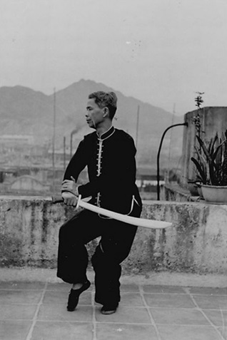 Posture 37 : à cheval sur le tigre, retrait inversé — photographie de l&rsquo;édition de 1958