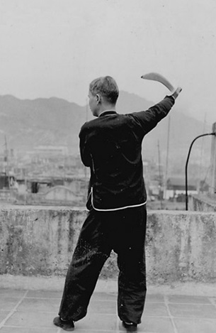 Posture 38 : tirer le sabre, posture assise (vue a) — photographie de l&rsquo;édition de 1958