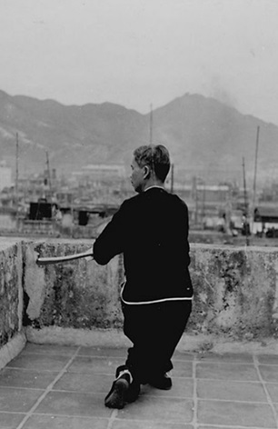 Posture 38 : tirer le sabre, posture assise (vue b) — photographie de l&rsquo;édition de 1958